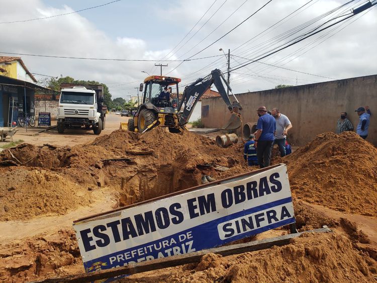 Ruas do Bacuri, bairro União, Nova Imperatriz e Parque Alvorada II recebem drenagem profunda