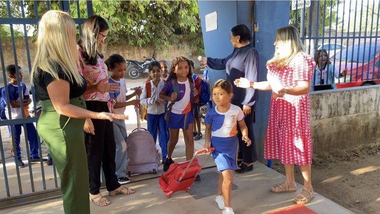 Alunos são recebidos com boas-vindas e acolhimento na volta às aulas