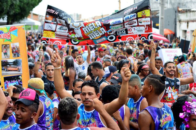 Carnaval leva multidão à Praça da Cultura