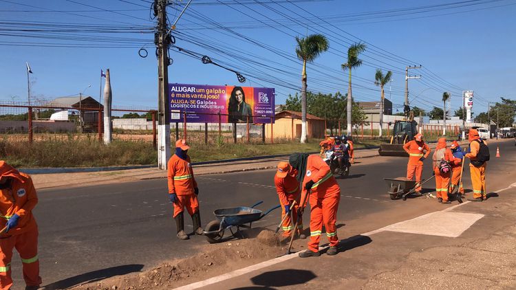 Serviços de limpeza atuam nos principais corredores de trânsito