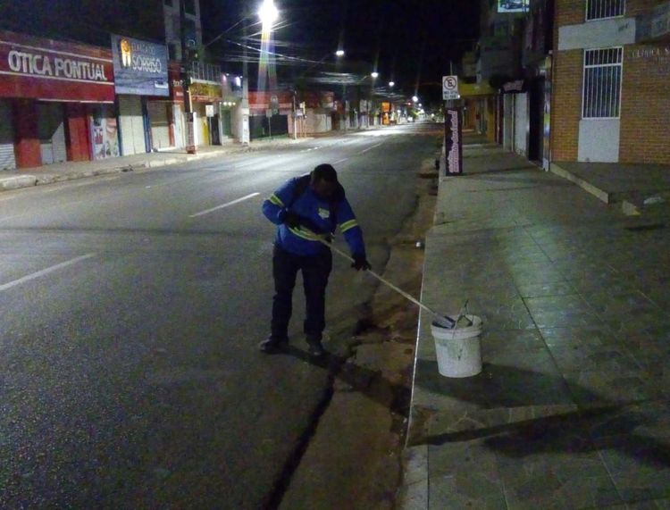 Centro da cidade recebe equipe noturna de limpeza urbana