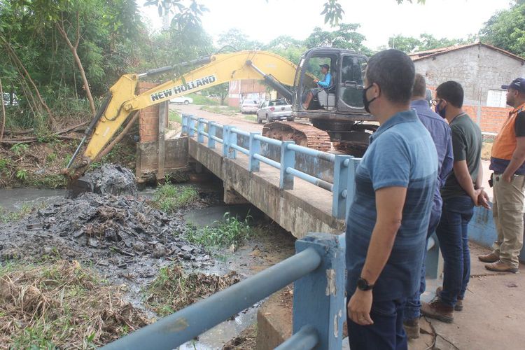 Para reduzir alagamentos, Prefeitura aprofunda calha do riacho Bacuri