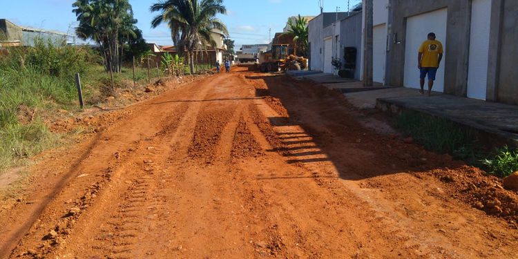 Ruas da Vila Parati e do Parque Santa Lúcia recebem serviços de terraplenagem