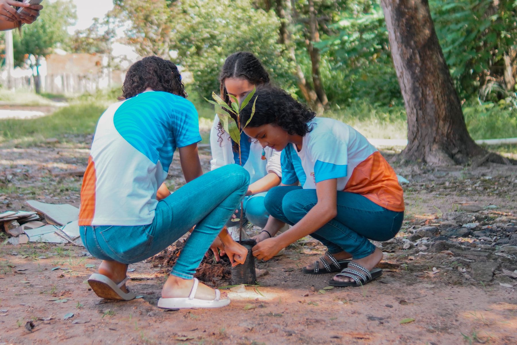 Crianças participam do plantio de mudas na Lagoa das Garças durante a Semana Municipal do Uso Consciente da Água