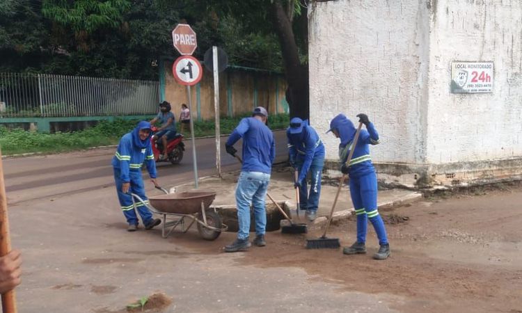 Equipes realizam arrastão da limpeza no bairro Bacuri
