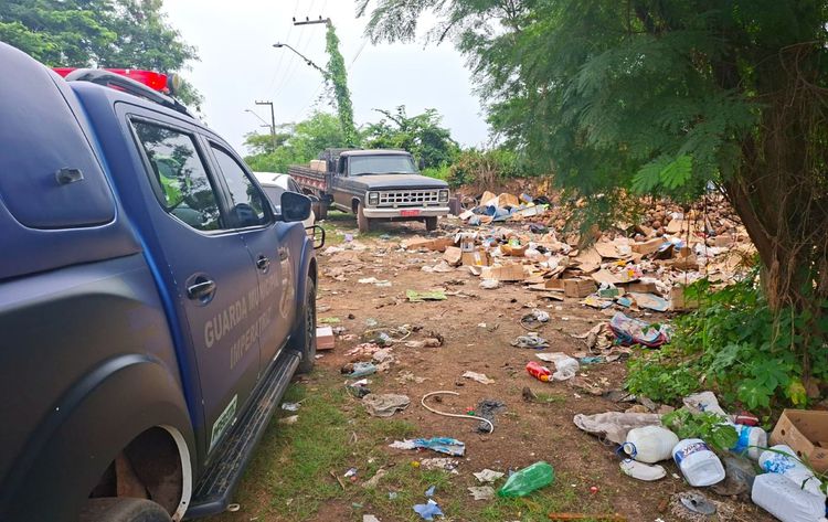Guarda Municipal flagra descarte irregular de resíduos na via de acesso à Praia do Cacau