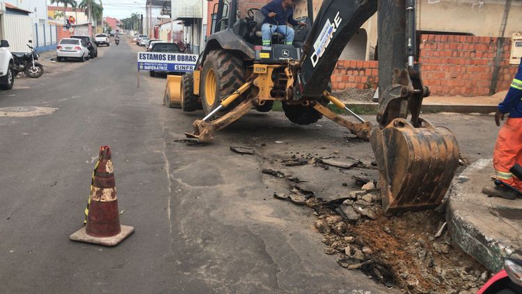 Avança construção de passagem molhada e de tapa-buracos nos bairros de Imperatriz