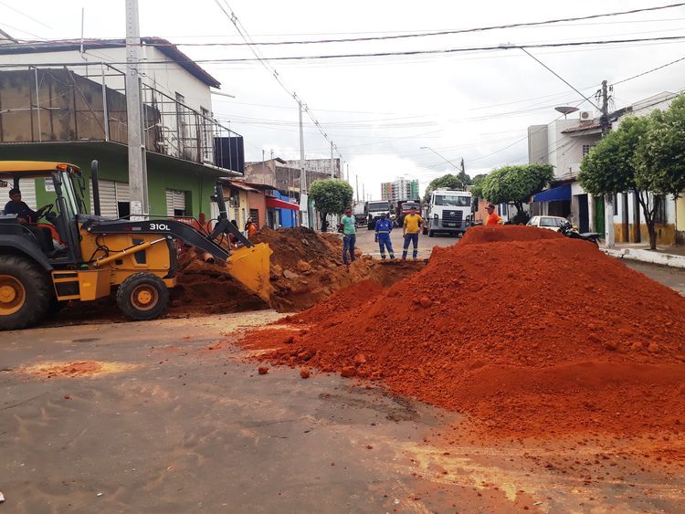 Prefeitura recupera drenagem profunda da Rua Cel. Manoel Bandeira