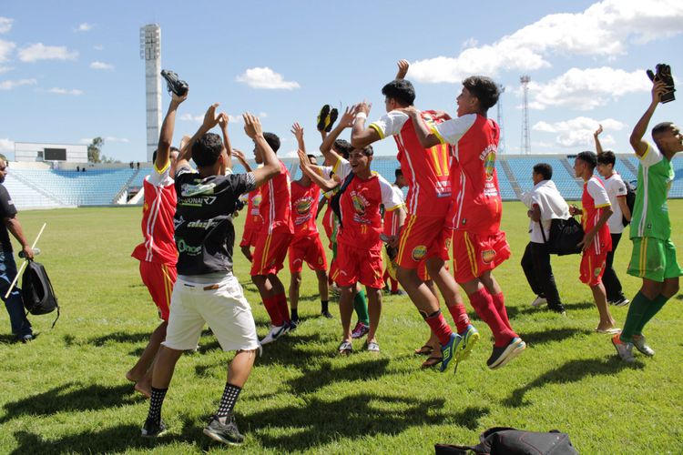 Escola Tomé de Sousa do Povoado Olho D'Água e Graça Aranha conquistam Ouro no Futebol de Campo