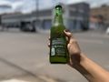 Materiais alternativos, como plástico e alumínio, são indicados para bebidas e alimentos durante a folia
