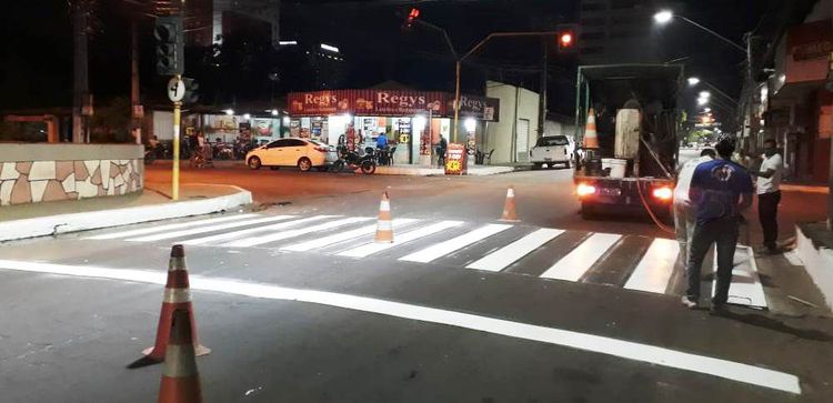 Prefeitura revitaliza faixas de pedestres da Rua Luís Domingues