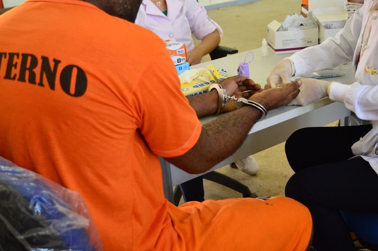 Testes de sífilis são realizados no Presídio Itamar Guará