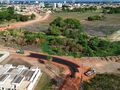 Novo acesso provisório liga a Rua Floriano Peixoto ao bairro Santa Inês, garantindo mobilidade e segurança enquanto avançam as obras de reconstrução da galeria do Riacho Capivara.