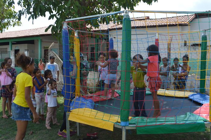 Criançada se diverte durante ação social na Vila Davi II