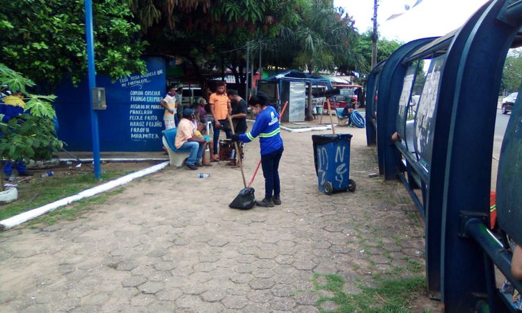 Praças do município recebem equipes de limpeza pública