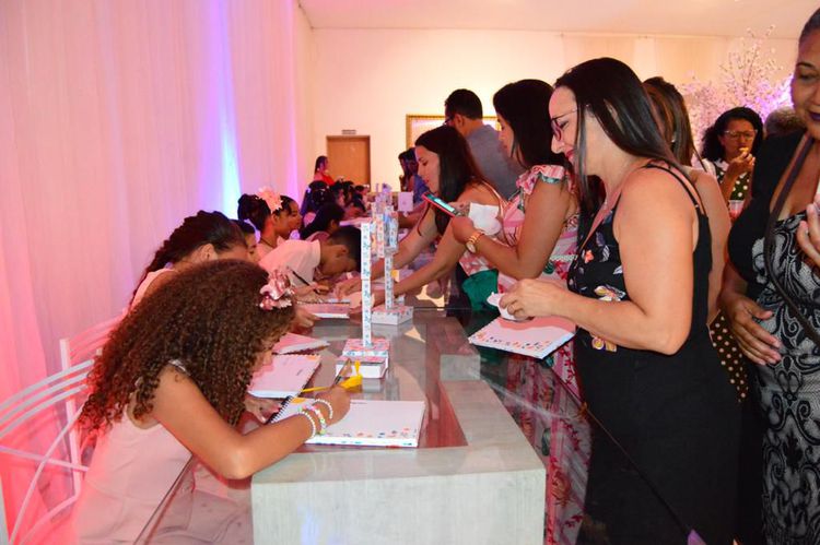 Escola Moranguinho lança livro com noite de autógrafos
