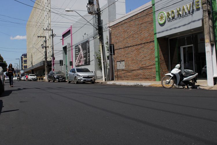 Recapeamento da Rua Paraíba chega aos cruzamentos das principais avenidas do Centro