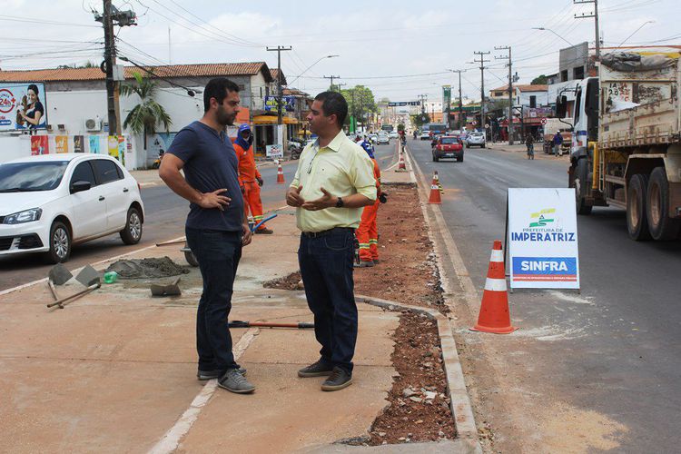 Avança obra de construção de retorno na Avenida Pedro Neiva de Santana