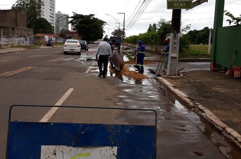 Construção de passagem molhada e tapa-buracos na Avenida Bernardo Sayão,  em frente ao 50 BIS.