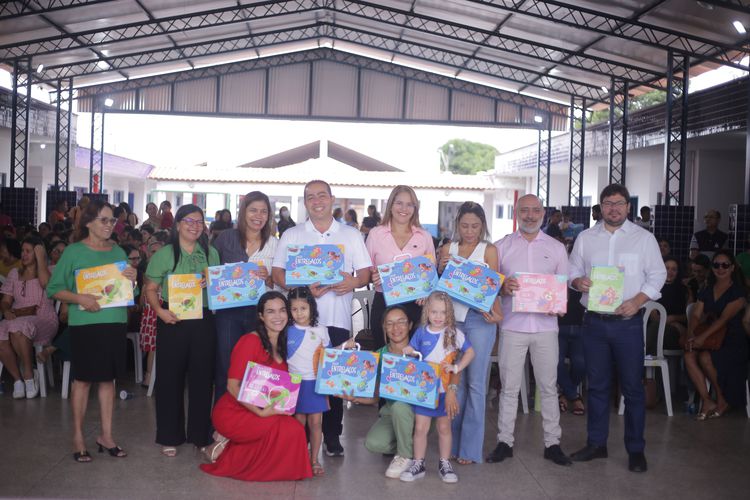 Solenidade celebra a entrega de livros didáticos para a Educação Infantil em Imperatriz