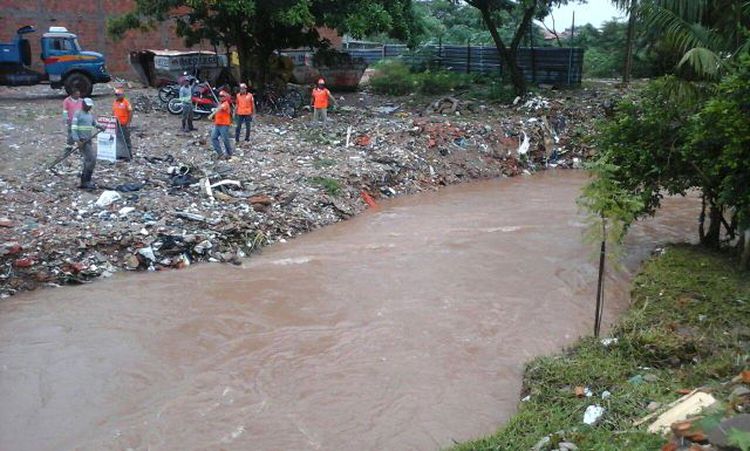 Prefeitura acelera limpeza dos riachos