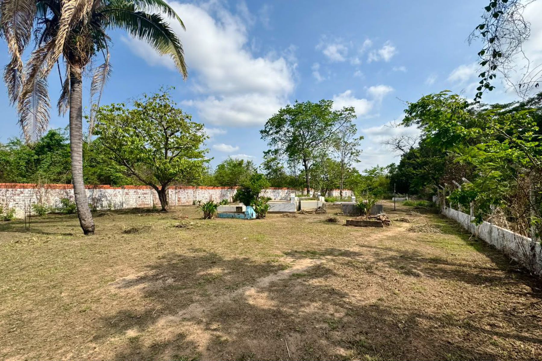 Prefeitura realiza limpeza em cemitérios públicos de Imperatriz para o Dia de Finados