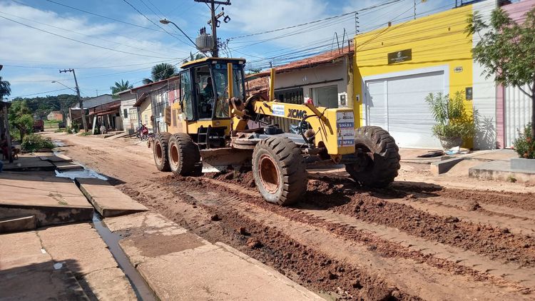 Equipes de terraplenagens recuperam vias no Santa Rita, Sebastião Régis e Bom Jesus