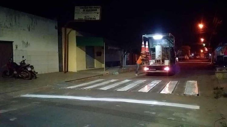 Faixa de pedestre é revitalizada em frente à Escola Frei Paulo de Graymmor no Bacuri