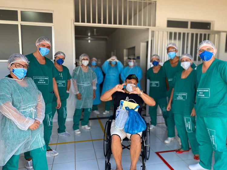 Paciente recebe alta do Hospital Municipal de Campanha  Covid-19
