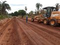 Homens trabalham na conclusão da recuperação da estrada vicinal que liga os povoados Olho D'Água dos Martins a Vila Conceição I