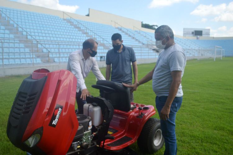 Prefeitura adquire trator de cortar grama para manutenção do estádio, campos de futebol e praças