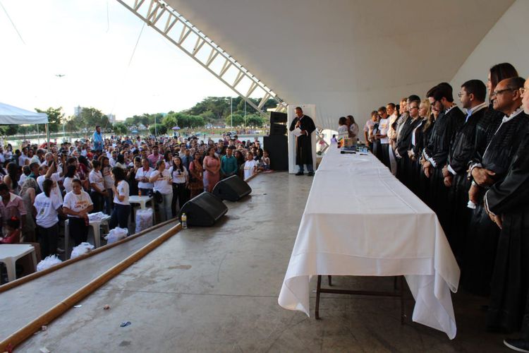 Cerca de 450 casais oficializam união na Beira rio
