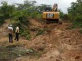 Máquina escavadeira hidráulica é utilizar na desobstrução, limpeza e aprofundamento da calha do riacho Cacau, no Parque Alvorada II