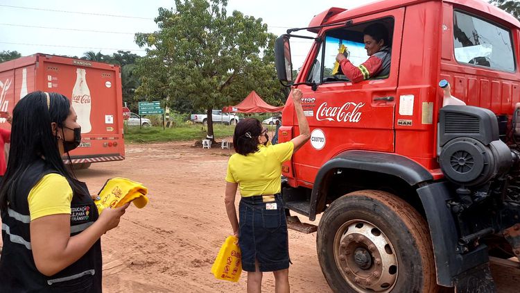Maio Amarelo leva ação educativa aos motoristas de distribuidora de refrigerantes