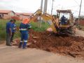 Homens trabalham na recuperação da drenagem profunda da Avenida Sabiá das Laranjeiras, no Santa Inês