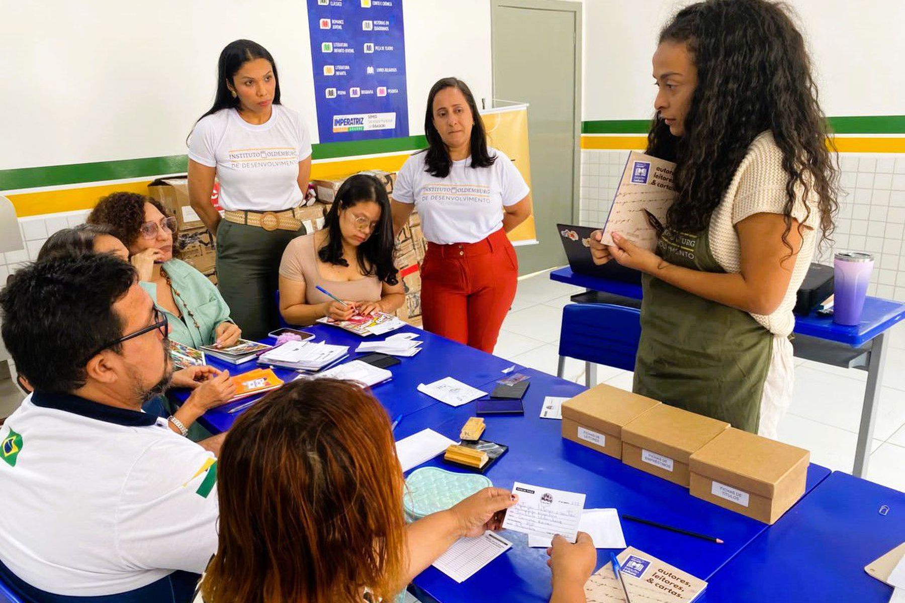 Escola Municipal Professor José Siney Ferraz recebe mil livros e capacita agentes de leitura para implantação de nova sala