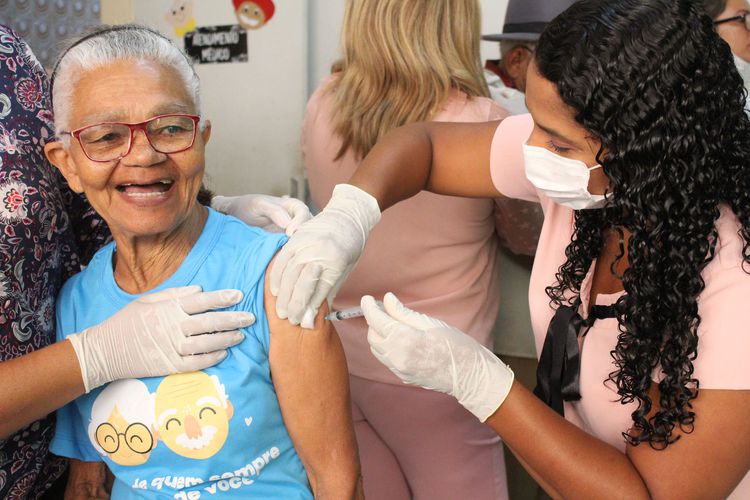 Prefeitura realiza Dia D de vacinação contra a gripe na Casa do Idoso