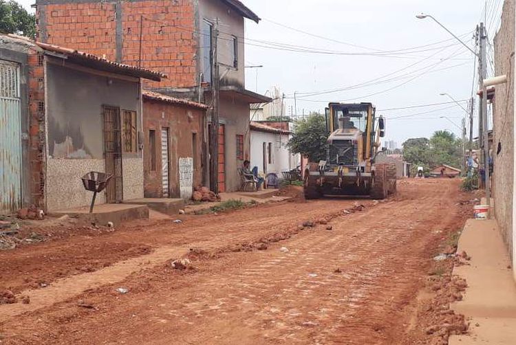 Começa terraplenagem para pavimentação da Rua Palmeiras na Vila Redenção II