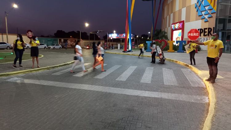 Blitz educativa noturna é realizada em faixa de pedestres em frente a shopping center