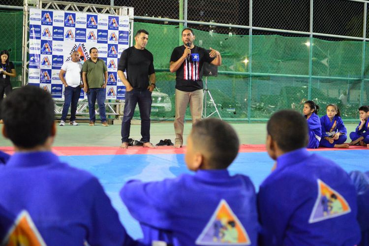 Prefeitura entrega quimonos novos para alunos do Jiu-Jitsu nas Escolas