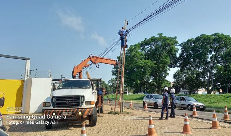 Poste de iluminação pública danificado é substituído na BR-010