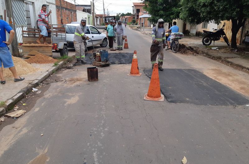 Tapa-buracos na Rua Paraíba, entre a Avenida Padre Cícero e a Rua Raimundo de Morais, Santa Rita.