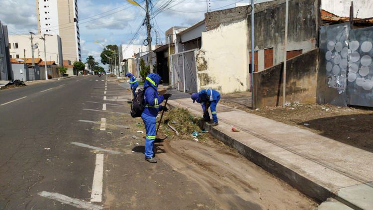 Rua Alagoas recebe serviços de limpeza