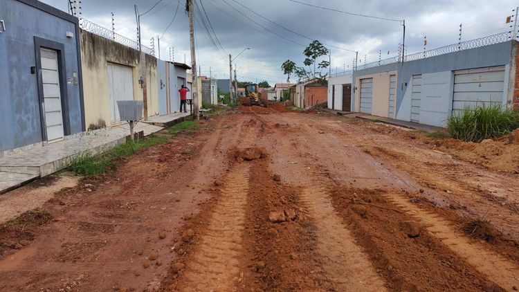 Rua Santo André recebe serviço de terraplenagem no Ouro Verde