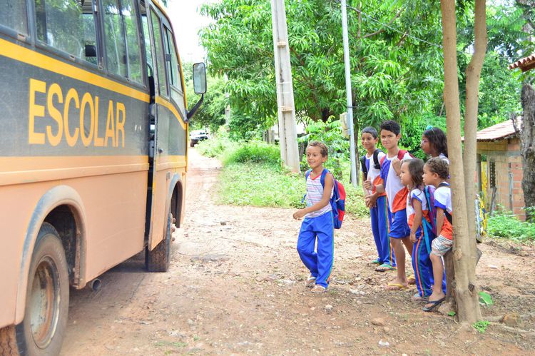 Estudantes do povoado Imbiral são beneficiados com transporte escolar terrestre