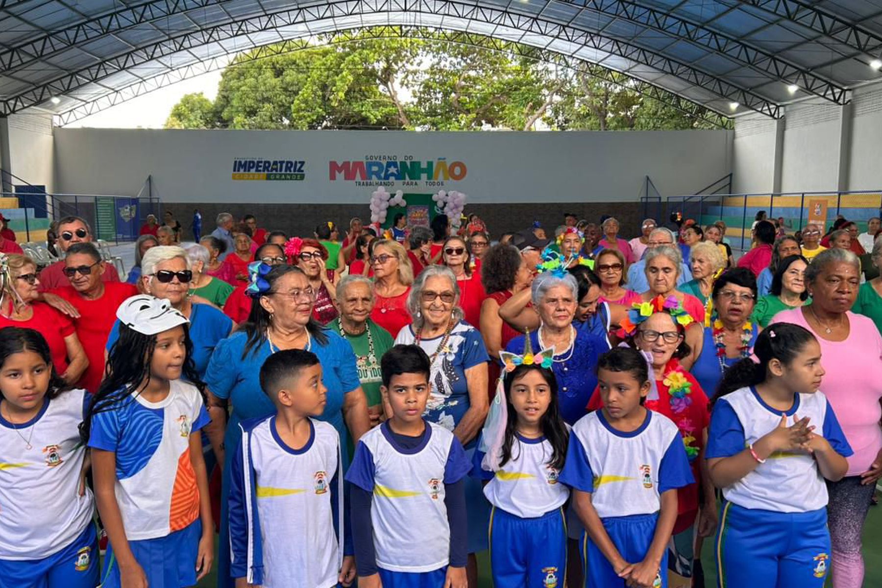 Baile das Cores da Casa do Idoso Feliz reúne idosos e promove integração intergeracional