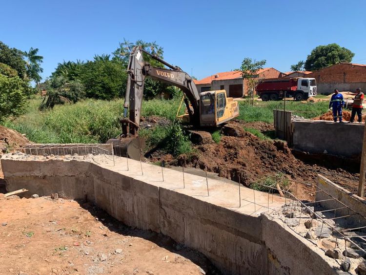 Sinfra inicia aterro das cabeceiras da ponte da Rua Espanha na Vila Redenção II
