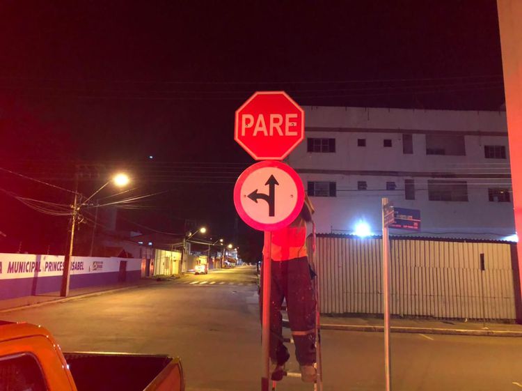 Instaladas novas placas refletivas de sinalização na Rua Benedito Leite