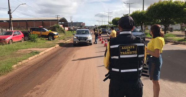 Blitz educativa orienta motoristas sobre direção defensiva na Avenida