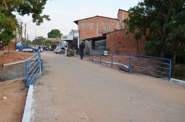 Prefeito Assis Ramos entrega pontes de concretos nas vilas Redenção e JK